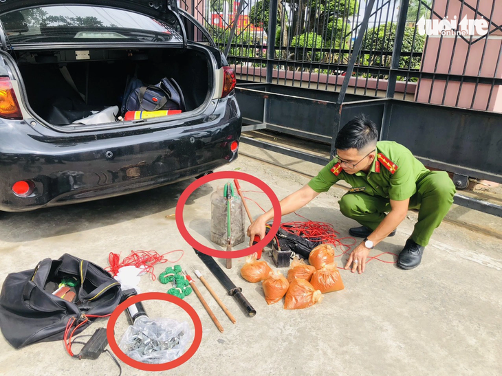 Tang vật của nhóm người đi ô tô trộm chó có nhiều hung khí nguy hiểm, trong đó có cả các bịch đinh tự chế sắc nhọn với số lượng lớn - Ảnh: T.D.