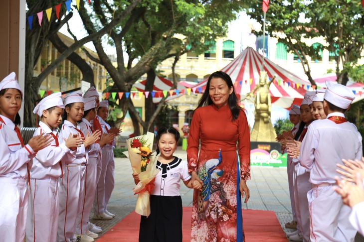 Học sinh Trường tiểu học Phù Đổng (Đà Nẵng) tại lễ khai giảng sáng 5-9. Sau lễ khai giảng, các em bắt đầu tiết học đầu tiên của năm học mới - Ảnh: ĐOÀN NHẠN