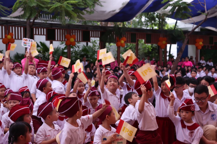 Học sinh trường quốc tế Á Châu (quận Bình Thạnh, TP.HCM) trong lễ khai giảng. Thầy Eric Brian Bruen, giáo viên nhà trường, chia sẻ ở đất nước của thầy và hầu hết các quốc gia khác không có một ngày khai giảng cụ thể như ở Việt Nam. “Việc tổ chức lễ khai giảng có thể giúp thầy và trò tạo dựng mối quan hệ gắn bó hơn. Đặc biệt là đối với các thầy cô nước ngoài với các em học sinh Việt Nam”, thầy nói - Ảnh: NHƯ QUỲNH