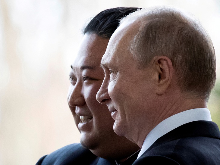 Ông Kim Jong Un và ông Vladimir Putin trong lần gặp nhau tại Vladivostok năm 2019 - Ảnh: REUTERS