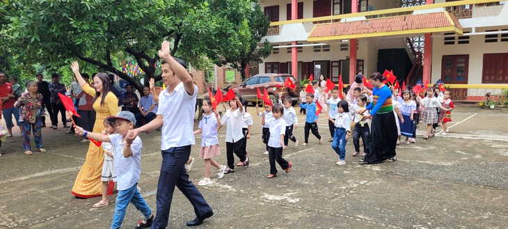 Thầy cô Trường tiểu học Pù Nhi, huyện Mường Lát (Thanh Hóa) chào đón học sinh lớp 1 bước vào năm học mới 2023-2024. Năm học này Thanh Hóa có gần 1 triệu học sinh các cấp - Ảnh: HÀ ĐỒNG