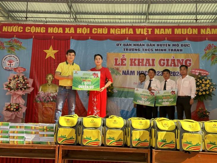 Học bổng Hạt ngọc mùa vàng: Tiếp tục hành trình ‘nuôi hy vọng dưỡng tương lai’- Ảnh 2. Bên cạnh học bổng, Phân bón Cà Mau còn trao tặng cặp, sách, vở cho các em học sinh trong năm học mới