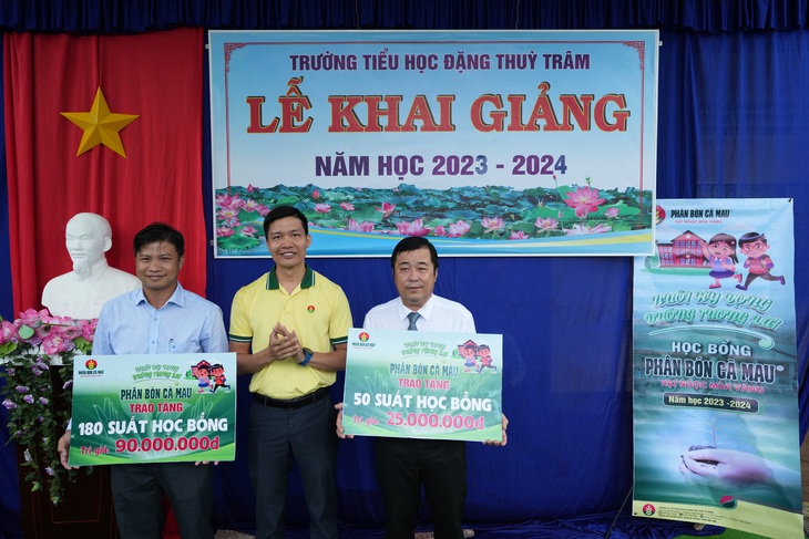 Học bổng Hạt ngọc mùa vàng: Tiếp tục hành trình ‘nuôi hy vọng dưỡng tương lai’- Ảnh 1. Đại diện PVCFC trao học bổng Hạt ngọc mùa vàng cho Trường Tiểu học Đặng Thuỳ Trâm (Cà Mau)