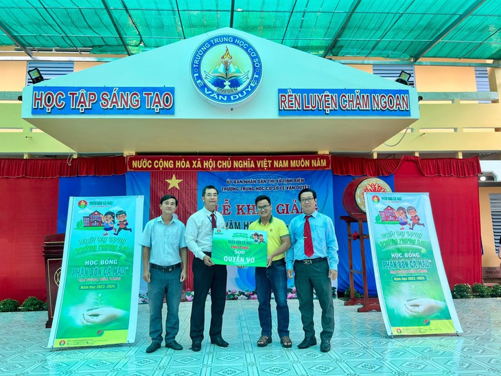 Học bổng Hạt ngọc mùa vàng: Tiếp tục hành trình ‘nuôi hy vọng dưỡng tương lai’- Ảnh 3. Hàng nghìn suất học bổng được PVCFC trao tặng các em học sinh trong ngày khai giảng năm học 2023 - 2024