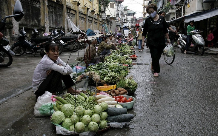 Nhiều địa phương không thực hiện chỉ đạo của lãnh đạo Hà Nội về dẹp chợ 'tạm', chợ 'cóc' - Ảnh 2.