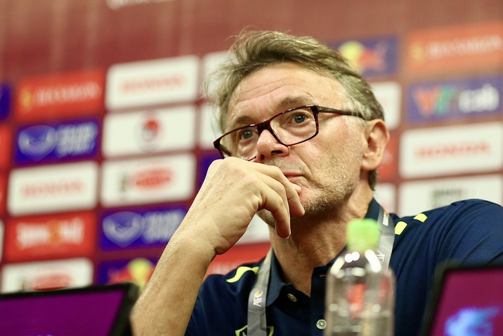 HLV Philippe Troussier trong buổi họp báo sau trận thắng U23 Guam - Ảnh: HOÀNG TÙNG