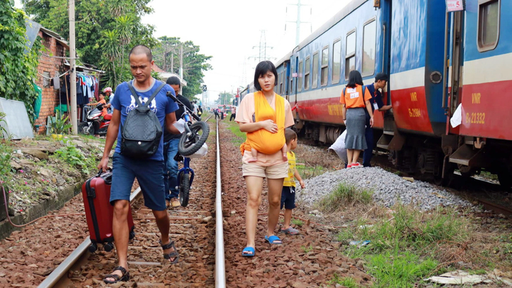 Trong khi thử tải sau khi xây mới cầu Bình Lợi (tháng 9-2019), khách đi tàu SE22 được chuyển tải bằng ô tô từ ga Sài Gòn ra ga Bình Triệu để lên tàu - Ảnh: NGỌC PHƯỢNG