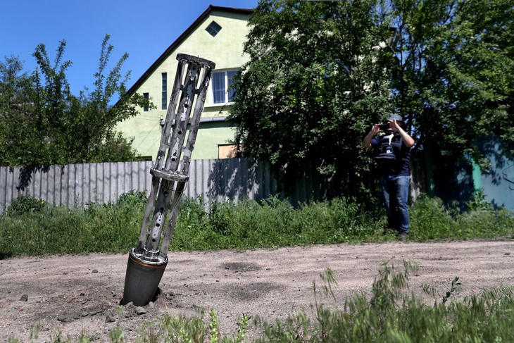 Lõi một quả bom chùm sau khi đã thả hết bom con tại vùng Kharkhov - Ảnh: REUTERS