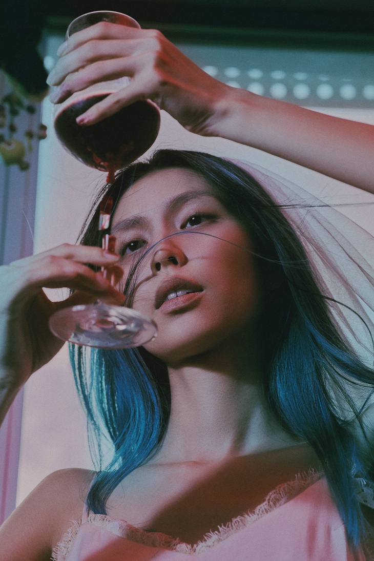 Thùy Dương - TyhD chưa chấp nhận được sự thật sau khi kết thúc mối tình 3 năm mặn nồng - Ảnh 4. TyhD đưa nỗi buồn đời thực vào bộ ảnh.