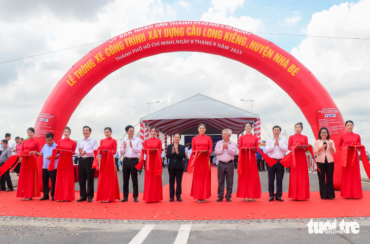 Lãnh đạo TP.HCM và các sở ngành cắt băng khánh thành, chính thức thông xe cầu Long Kiểng (huyện Nhà Bè) - Ảnh: CHÂU TUẤN