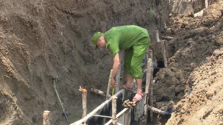 Công an khám nghiệm hiện trường vụ sạt đất tại dự án xây dựng khu tái định cư xã An Định (huyện Tuy An, tỉnh Phú Yên) làm một người chết - Ảnh: KHẮC NHO