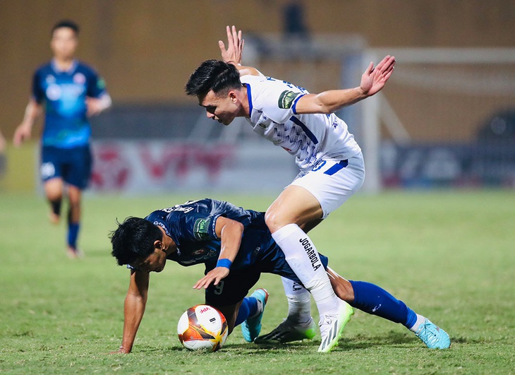 Trung vệ Việt Anh (áo trắng) ở trận gặp Topenland Bình Định ở V-League 2023 - Ảnh: VPF 