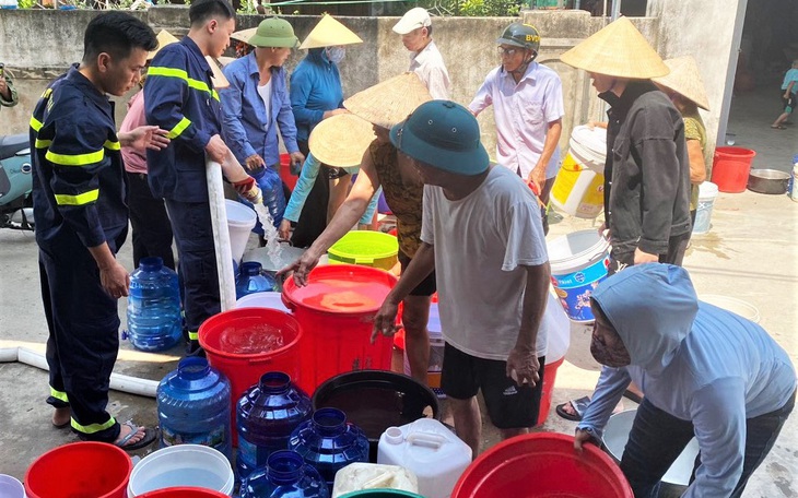 Hồ cấp nước trơ đáy, chính quyền phải dùng xe chở nước đến tận nhà dân