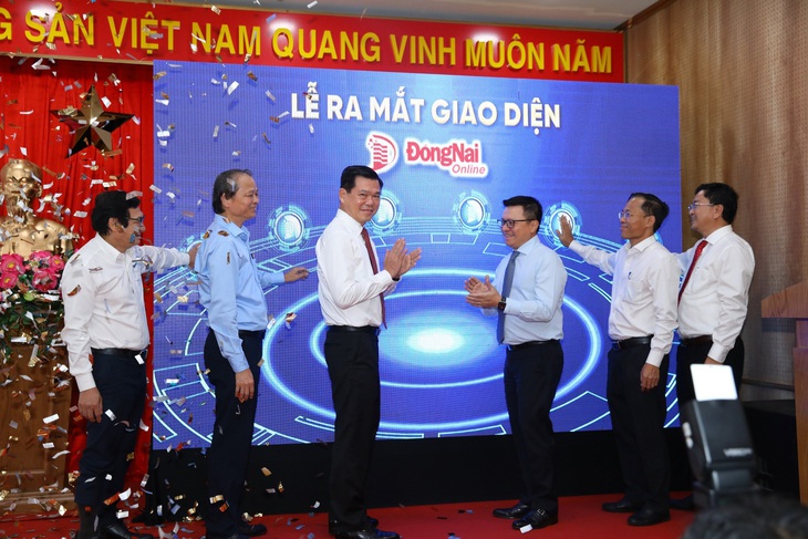 Các đại biểu thực hiện nghi thức ra mắt giao diện báo Đồng Nai điện tử mới - Ảnh: AN BÌNH