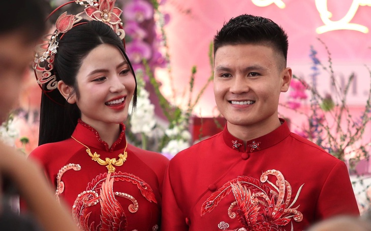 Tiền vệ Quang Hải mang sính lễ hỏi cưới Chu Thanh Huyền