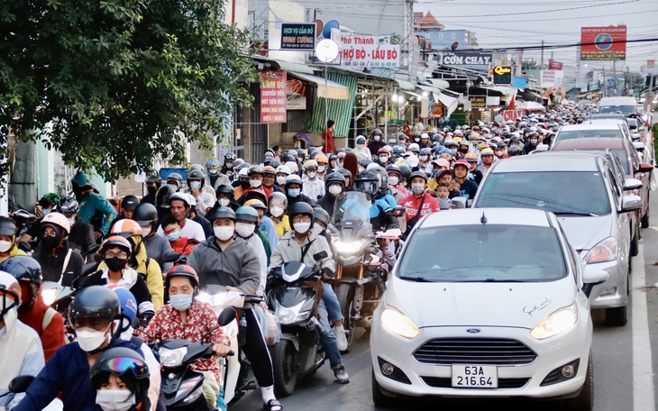 Kẹt xe khi trở lại TP.HCM, tài xế phải kêu phở ăn lúc chờ qua phà Cát Lái