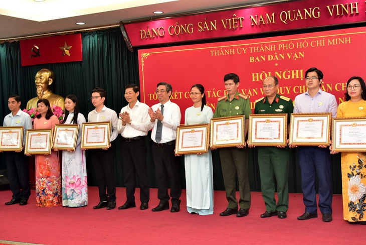 Phó trưởng Ban Dân vận trung ương Đỗ Văn Phới (thứ 5 từ trái sang) và Phó bí thư Thành ủy TP.HCM Nguyễn Phước Lộc trao bằng khen cho các tập thể có thành tích xuất sắc trong công tác dân vận và thực hiện quy chế dân chủ ở cơ sở năm 2023 - Ảnh: T.T.D.