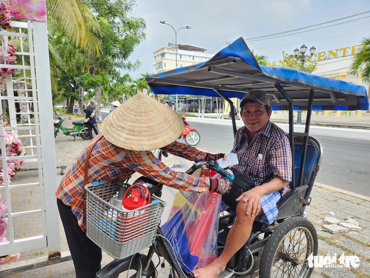 Ông Kiều Văn Tấn rất vui vẻ sau khi nhận giỏ quà Tết từ Công ty Xổ số kiến thiết tỉnh Đồng Tháp - Ảnh: BỬU ĐẤU