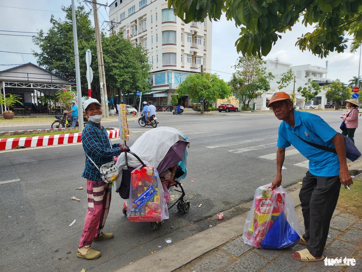  Nụ cười tươi của người bán vé số dạo khi được Công ty Xổ số kiến thiết mời dùng cơm, tặng quà tại nhà hàng Năm Nhỏ, TP Rạch Giá - Ảnh: BỬU ĐẤU