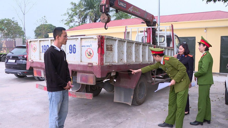 Nam tài xế vi phạm cùng phương tiện tại trụ sở công an - Ảnh: Công an cung cấp