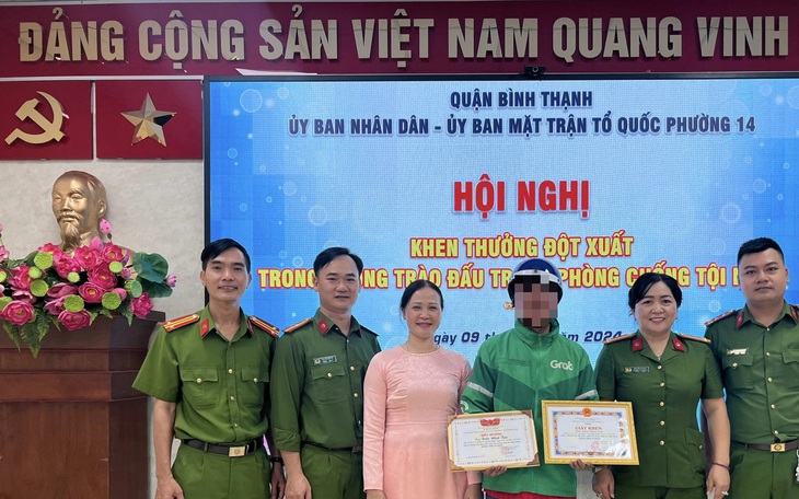 Nghi đơn hàng có ma túy, tài xế Grab chở thẳng hàng đến công an phường