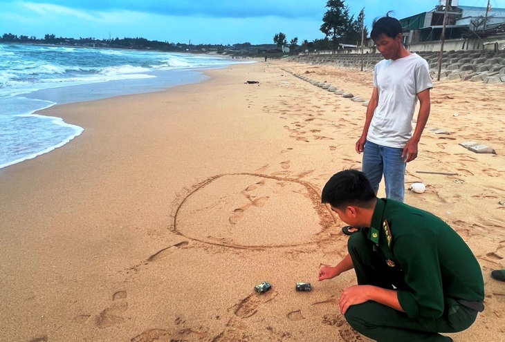 Khu vực biển xã Bình Hải, huyện Bình Sơn, nơi ông Tèo phát hiện ba gói ma túy - Ảnh: VĂN TÁNH