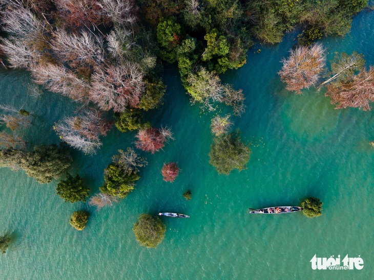 Hướng Hóa chấn chỉnh tour đi thuyền ngắm phong hương thay lá như trời Âu- Ảnh 1. Du khách đi thuyền ngắm phong hương đổi màu ở lòng hồ thủy lợi thủy điện Rào Quán - Ảnh: HOÀNG TÁO