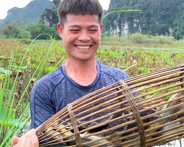 Hoàng Duy rất mê săn cá rô. Theo anh, vùng di sản Tràng An có nhiều vồng núi đá cho cá tránh rét mới có cá to, ngon - Ảnh: VŨ TUẤN