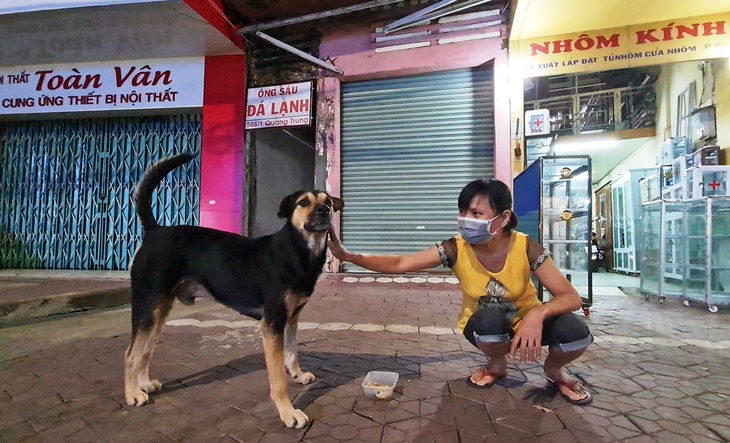 Chị Mân, người đầu tiên phát hiện Milu đi lạc và hay cho chú chó ăn- Ảnh: TRẦN MAI