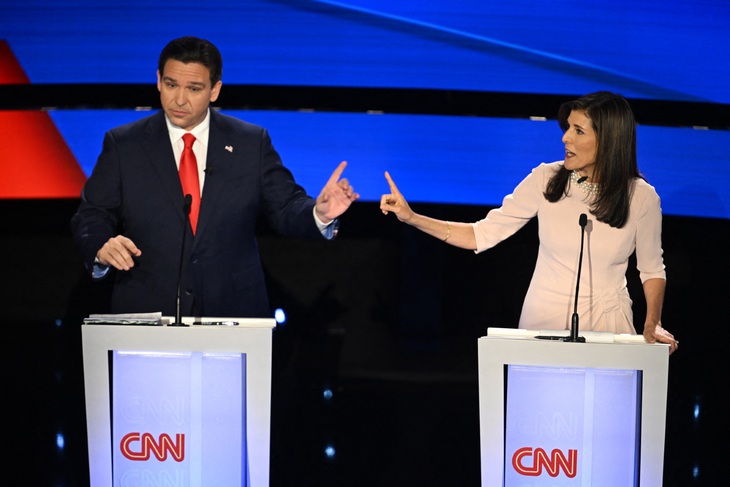 Ứng viên tổng thống Ron DeSantis và Nikki Haley chỉ trích nhau nảy lửa trong phiên thảo luận ngày 10-1 - Ảnh: AFP