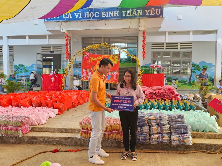 Nhóm thiện nguyện của anh Thư Hoàng (áo cam) giúp người dân địa phương sửa chữa giếng nước để bà con có nước sạch sử dụng - Ảnh: NVCC