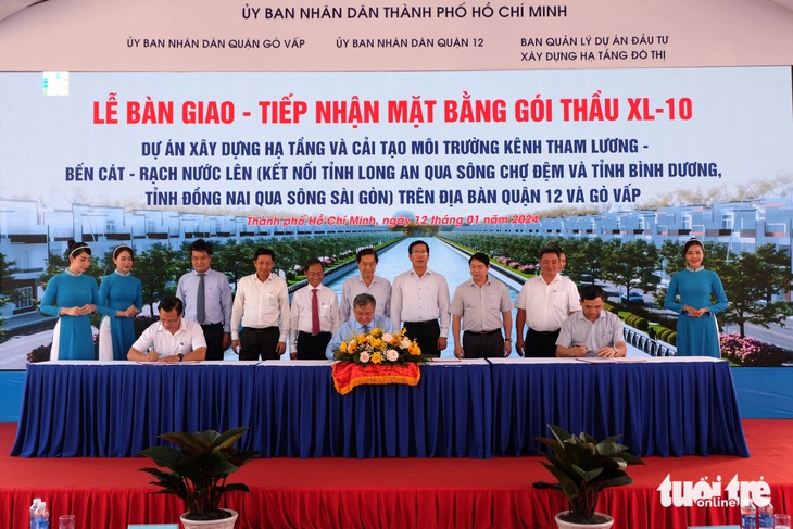 Các đơn vị thực hiện nghi thức ký kết bàn giao - tiếp nhận mặt bằng gói thầu XL10 trên địa bàn quận 12 và Gò Vấp - Ảnh: PHƯƠNG NHI