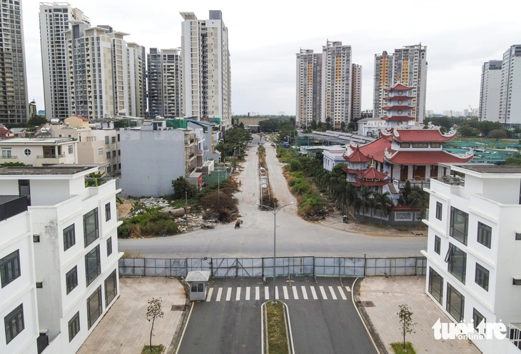 Một đoạn đường Vũ Tông Phan bị rào chắn. Đây là tuyến đường quan trọng, nếu thông suốt sẽ kết nối với đường Mai Chí Thọ, hướng đi về cầu Ba Son vào quận 1 - Ảnh: CHÂU TUẤN