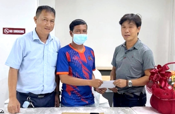 Đại diện đội bóng Lão tướng doanh nhân Quảng Ngãi (bìa phải) động viên trọng tài Tuấn Kiệt (giữa) - Ảnh: QUANG THỊNH Đại diện đội bóng Lão tướng doanh nhân Quảng Ngãi (bìa phải) động viên trọng tài Tuấn Kiệt (giữa) - Ảnh: QUANG THỊNH