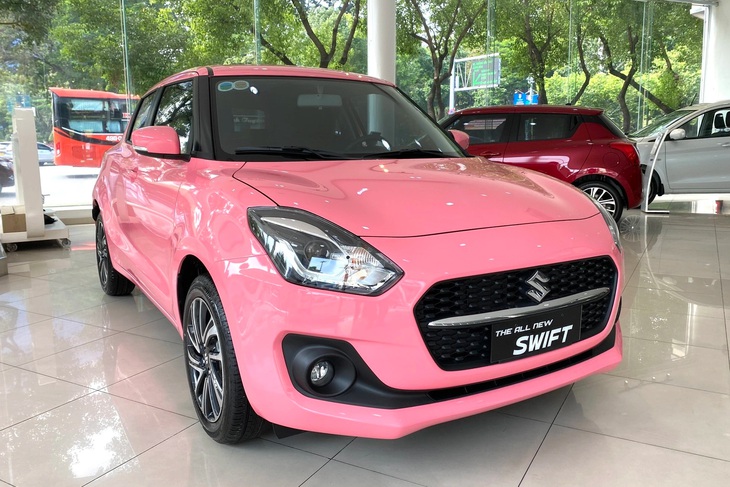 Suzuki Swift thường được sơn lại theo các màu bắt mắt ở đại lý để chiều chị em - vốn chiếm số đông khách mua xe - Ảnh: Đại lý Suzuki/Facebook