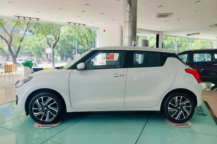 Thuộc phân khúc B nhưng chỉ lớn hơn xe hạng A một chút, Suzuki Swift có chiều dài là 3.845mm và chiều rộng là 1.735mm. Thiết kế điệu đà của Swift thường hợp gu khách nữ. Xe có một số trang bị nổi bật như đèn chiếu sáng LED, đèn hậu LED và màn hình 10 inch hỗ trợ Apple CarPlay, cùng hệ thống điều hòa tự động một vùng - Ảnh: Đại lý Suzuki/Facebook