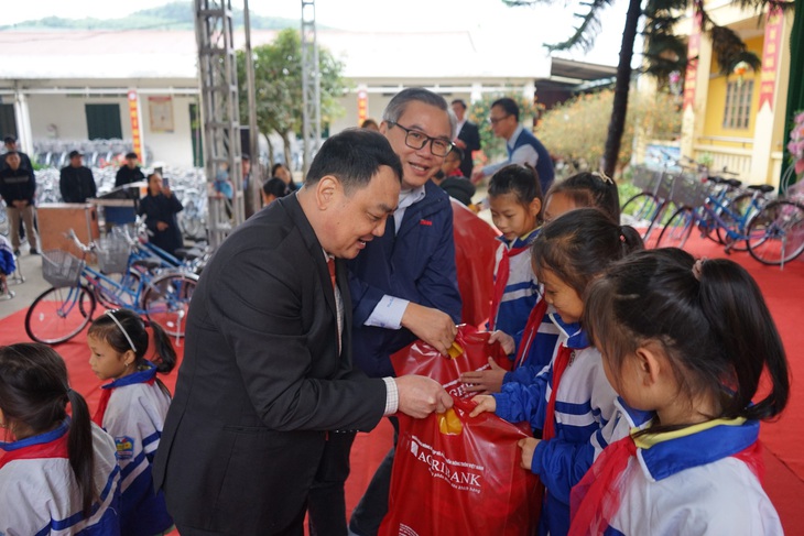 Ông Nguyễn Duy Hòa - phó bí thư thường trực, chủ tịch HĐND huyện Hàm Yên - trao học bổng tại chương trình - Ảnh: VŨ TUẤN