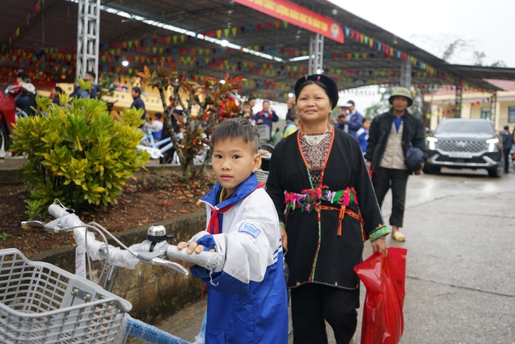 Từ nay em Đặng Văn Thường - ở thôn Đèo Tế, xã Hùng Đức, huyện Hàm Yên - không phải đi bộ đến trường vì đã có xe đạp - Ảnh: VŨ TUẤN