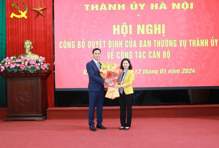 Phó bí thư Thường trực Thành ủy Hà Nội Nguyễn Thị Tuyến trao quyết định, tặng hoa chúc mừng ông Lê Thanh Nam được bổ nhiệm giám đốc Sở Tài nguyên và Môi trường - Ảnh: Thành ủy Hà Nội