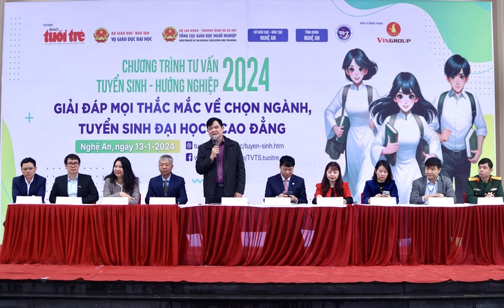 TS Nguyễn Mạnh Hùng, Vụ Giáo dục đại học, lưu ý thí sinh tại chương trình tư vấn sáng 13-1 - Ảnh: NGUYỄN KHÁNH