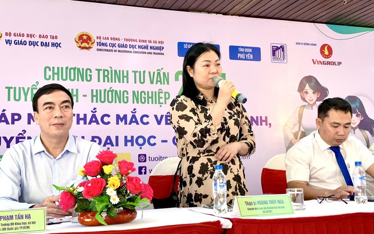 ThS Hoàng Thúy Nga chia sẻ thông tin mới nhất về kỳ thi tốt nghiệp THPT và tuyển sinh đại học năm 2024 - Ảnh: TRẦN HUỲNH