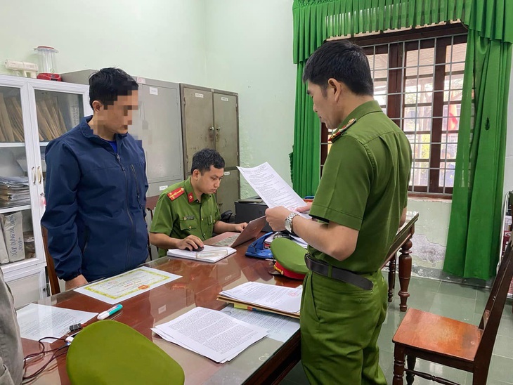 Cơ quan cảnh sát điều tra tống đạt quyết định và thực hiện lệnh bắt tạm giam, khám xét chỗ ở, nơi làm việc của giám đốc và nhân viên Trung tâm đăng kiểm xe cơ giới Quảng Ngãi - Ảnh: Công an Quảng Ngãi