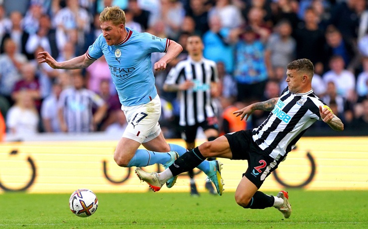 Newcastle (phải) hứa hẹn sẽ làm khó  Man City - Ảnh: Reuters