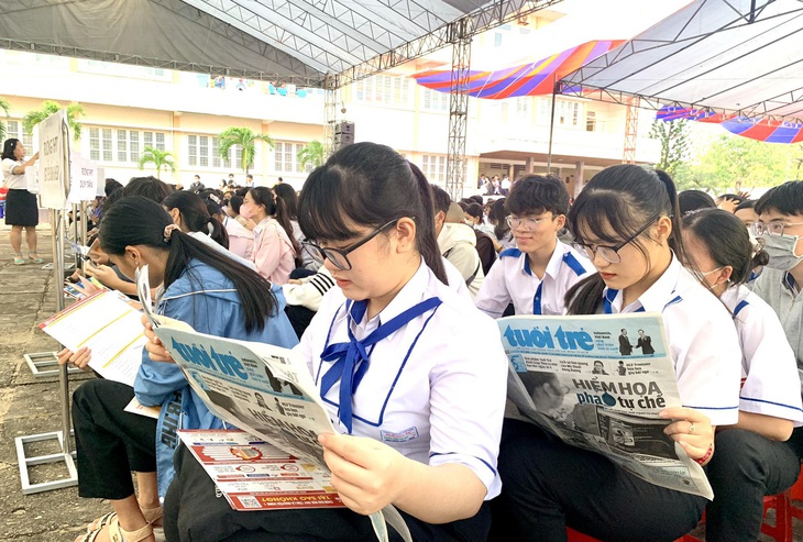 Học sinh theo dõi thông tin tuyển sinh trên báo Tuổi Trẻ - Ảnh: TRẦN HUỲNH