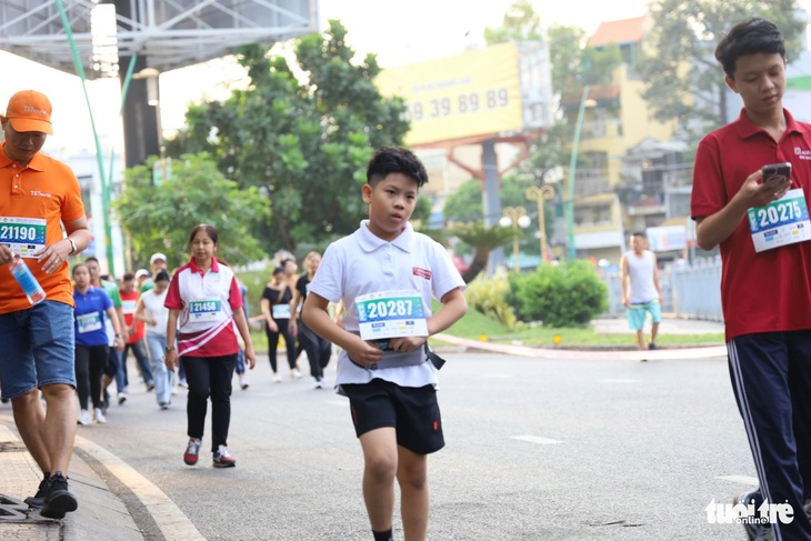 Không chỉ người lớn, nhiều vận động viên nhí cũng tham gia chương trình đi bộ đồng hành - Ảnh: NGỌC QUÝ