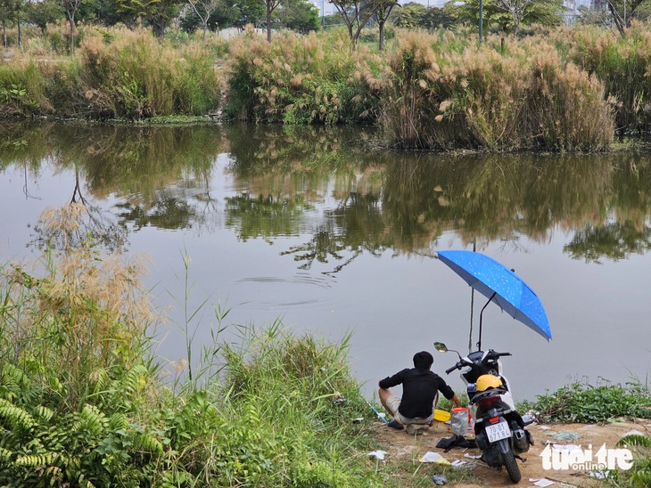 Người dân câu cá tại một khu &quot;đất vàng&quot; được quy hoạch làm nhà ở nhưng phải để trống nhiều năm qua - Ảnh: NGỌC HIỂN