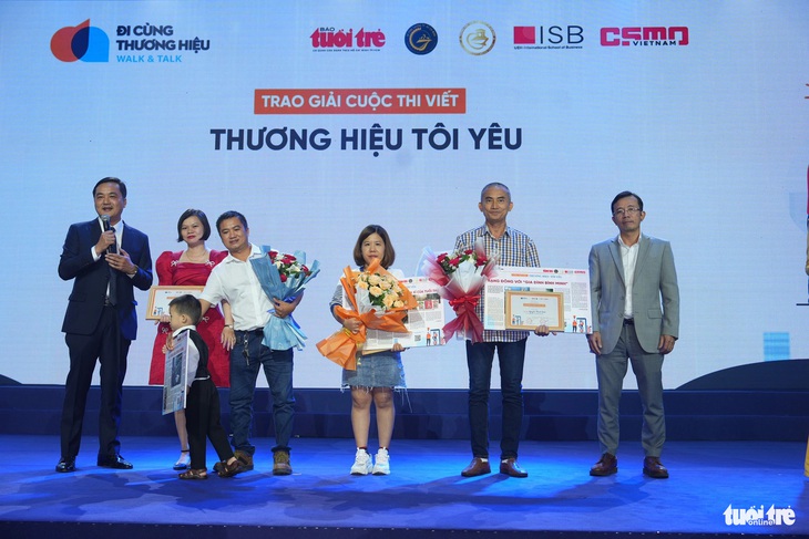 Ông Bùi Tá Hoàng Vũ kể câu chuyện của gia đình anh Văn Hào nên duyên nhờ quả trứng - Ảnh: HỮU HẠNH