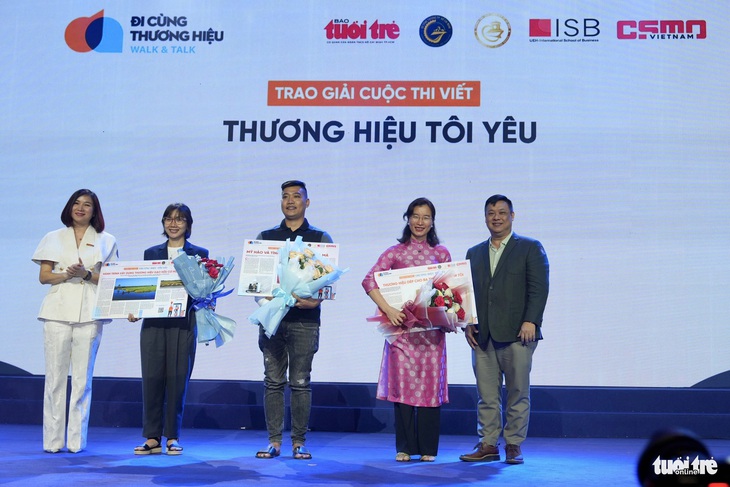 Ban giám khảo đã tăng thêm 4 giải thưởng trước các bài viết chất lượng của cuộc thi - Ảnh: HỮU HẠNH