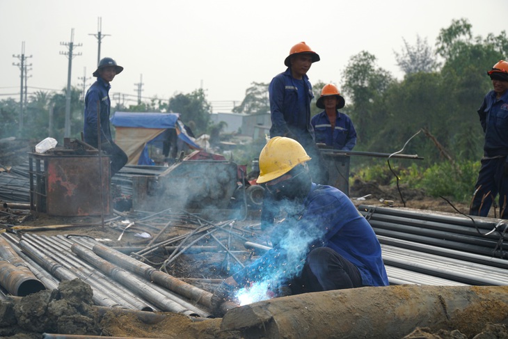 Bắt tay thi công ngay khi được bàn giao mặt bằng sớm, công nhân của dự án vành đai 3 dự kiến vẫn sẽ thi công xuyên Tết để đáp ứng tiến độ và kỳ vọng của nhân dân - Ảnh: C.NƯƠNG