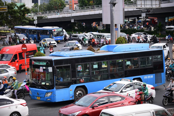 Giao thông tại ngã tư Hàng Xanh, quận Bình Thạnh, TP.HCM đầu năm 2024 - Ảnh: QUANG ĐỊNH